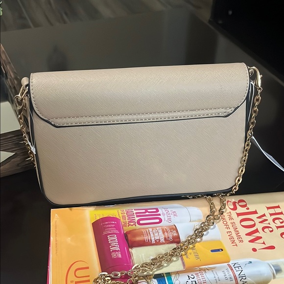 Marilyn Monroe Cream and Gold Crossbody Bag with Envelope Design - Picture 4 of 6